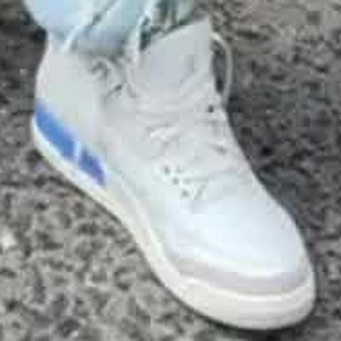 Cropped garment: white sneaker