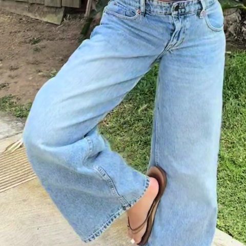 Cropped garment: low-rise wide-leg jeans